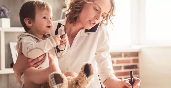 Une maman solo au téléphone