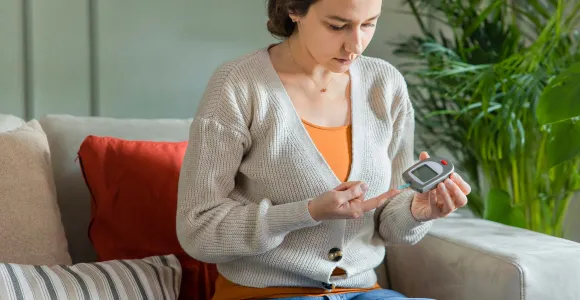 Une femme mesure sa glycémie à l'aide d'un appareil