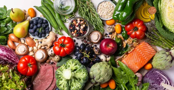 Une table remplie de fruits et légumes variés