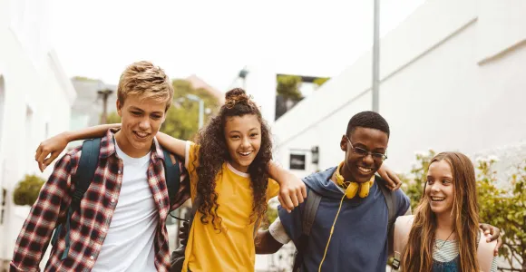 4 jeunes marchent dans la rue