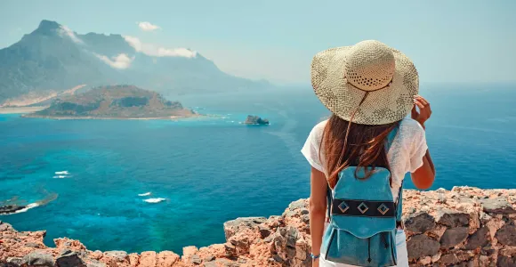 Une femme observe un paysage marin