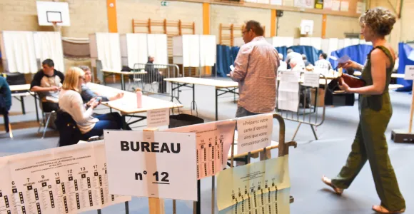 Une personne en situation de handicap va voter