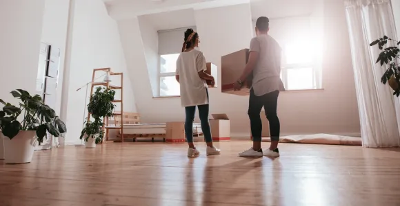 couple qui déménage dans un nouvel appartement
