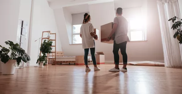 couple qui déménage dans un nouvel appartement