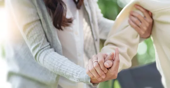 infirmière à domicile soutenant le bras d'un patient