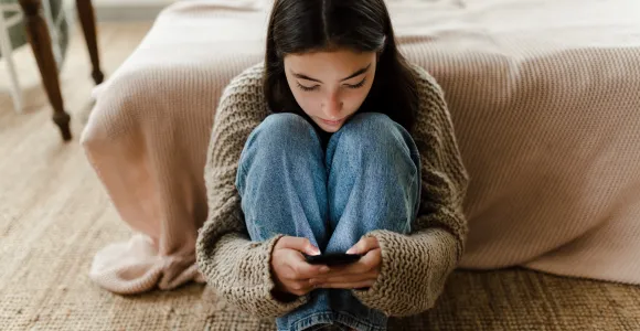 Jeune fille sur son smartphone