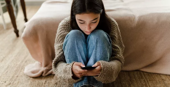 Jeune fille sur son smartphone