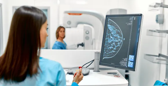 radiologue faisant une echographie