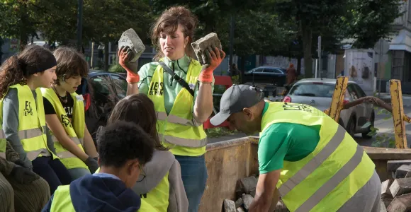 Enfants et adultes végétalisent la ville