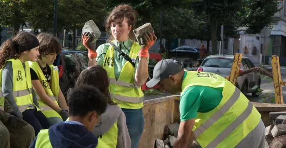Enfants et adultes végétalisent la ville