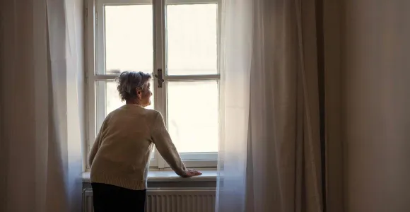 Femme regardant par la fenêtre