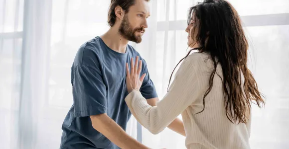 Un homme s'enerve sur sa femme