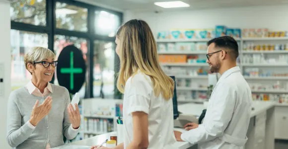 deux pharmaciens conseillent un cliente