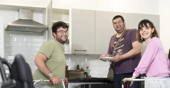 Personnes avec handicap préparent le repas dans leur colocation