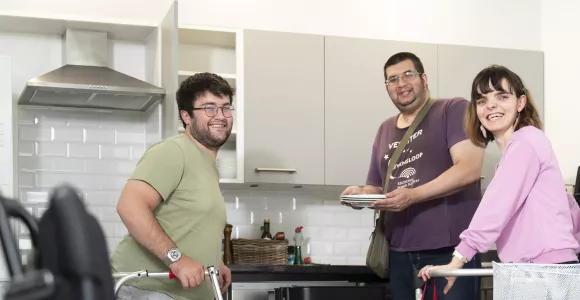 Personnes avec handicap préparent le repas dans leur colocation