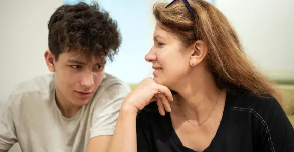une maman dialogue avec son fils