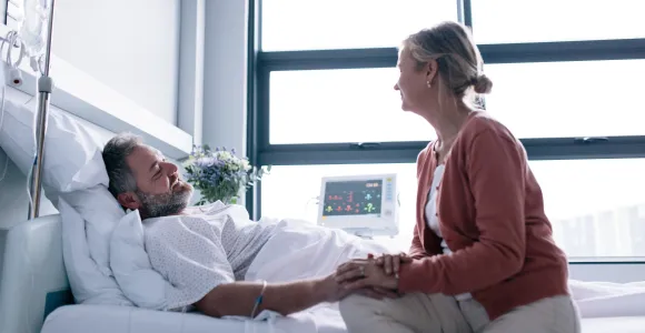 homme et femme dans une chambre d'hôpital