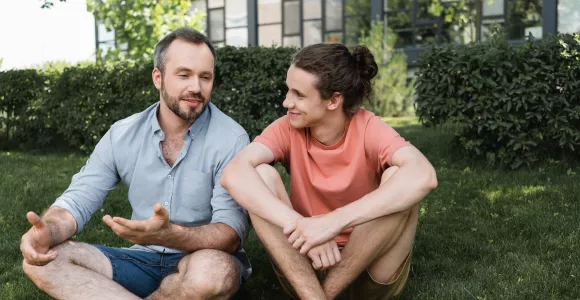 Un père et sa fille ado discutent