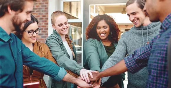 groupe de jeunes joignant les mains en signe de solidarité