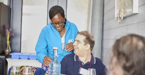 Moments conviviaux entre un volontaire et un participant lors d'un séjour Altéo