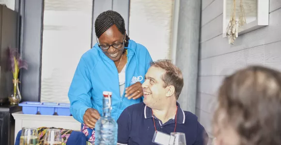 Moments conviviaux entre un volontaire et un participant lors d'un séjour Altéo