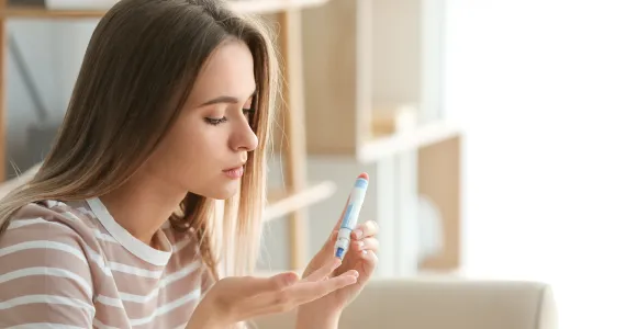 femme diabétique se pique le doigt