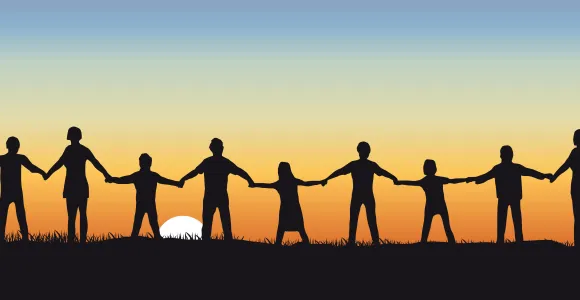 des personnes forment un chaine au coucher du soleil