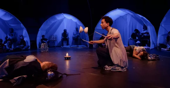 Les acteurs du spectacle Douce révolution.Un fait du diabolo, les autres sont couchés.