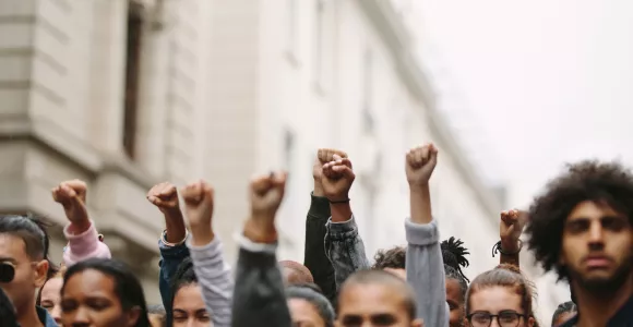 groupe de manifestant défendant leurs droits sociaux