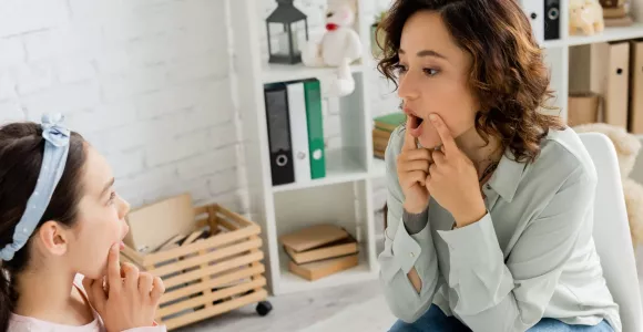 Une logopède fait des exercices avec une enfant