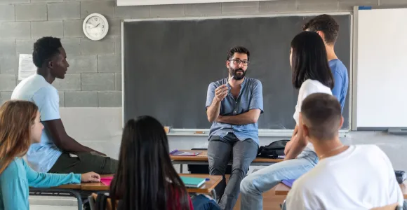 Un professeur parle de harcèlement avec ses élèves