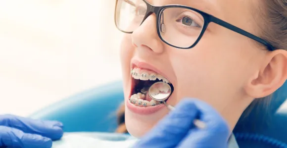 Une enfant chez l'orthodontiste