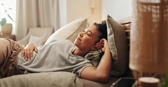 Une femme dans son lit se rappelle son rêve de la nuit