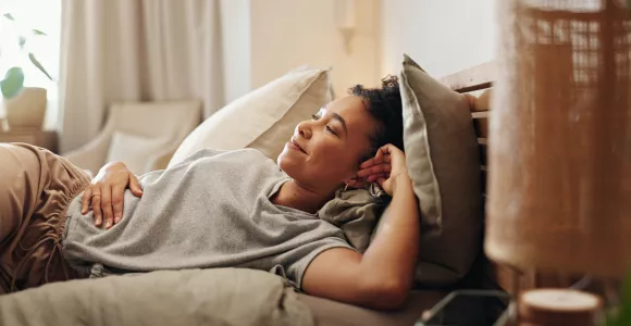Une femme dans son lit se rappelle son rêve de la nuit
