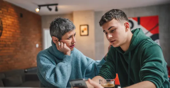 Une maman discute avec son ado harcelé