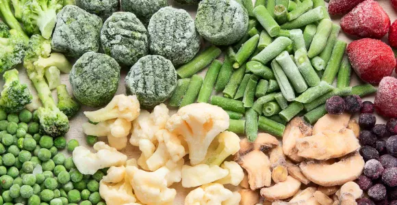 des fruits et légumes congelés alignés