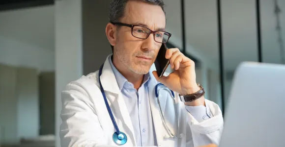 Un médecin donne une consultation par téléphone qui n'est plus remboursée