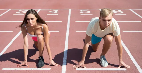 Une femme et un homme sur la ligne de départ