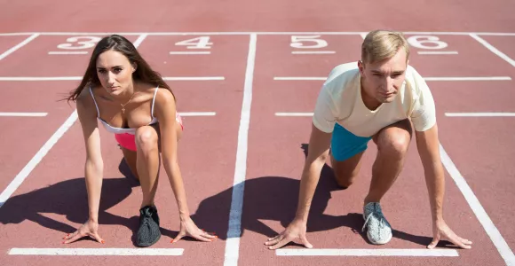 Une femme et un homme sur la ligne de départ