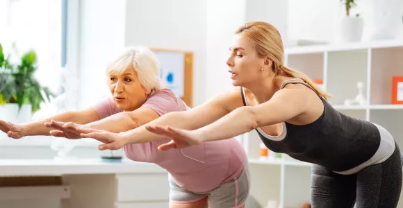 Une dame avec une maladie chronique fait de l'activité physique adaptée