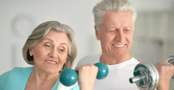 homme et femme font de la musculation
