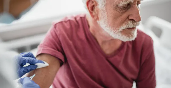 Un homme âgé se fait vacciner.