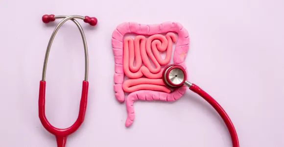 un stéthoscope ausculte un colon