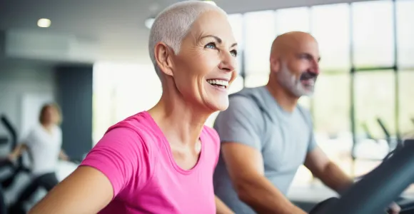 Une femme qui a eu un cancer fait du sport