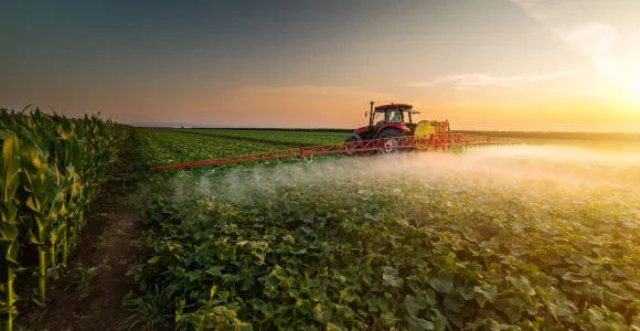 tracteur répandant des pesticides