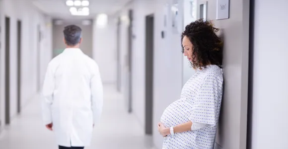 une femme enceinte dans un couloir d'hopital