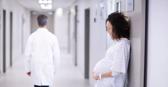une femme enceinte dans un couloir d'hopital