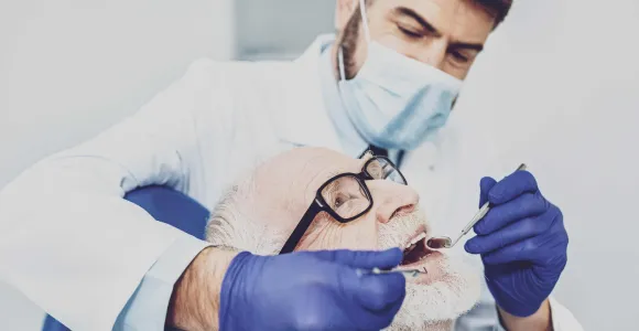 Un senior soigné par un dentiste
