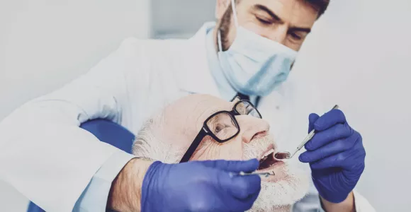 Un senior soigné par un dentiste
