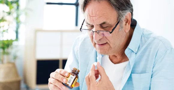 un homme prend une gelule qui a un effet placebo